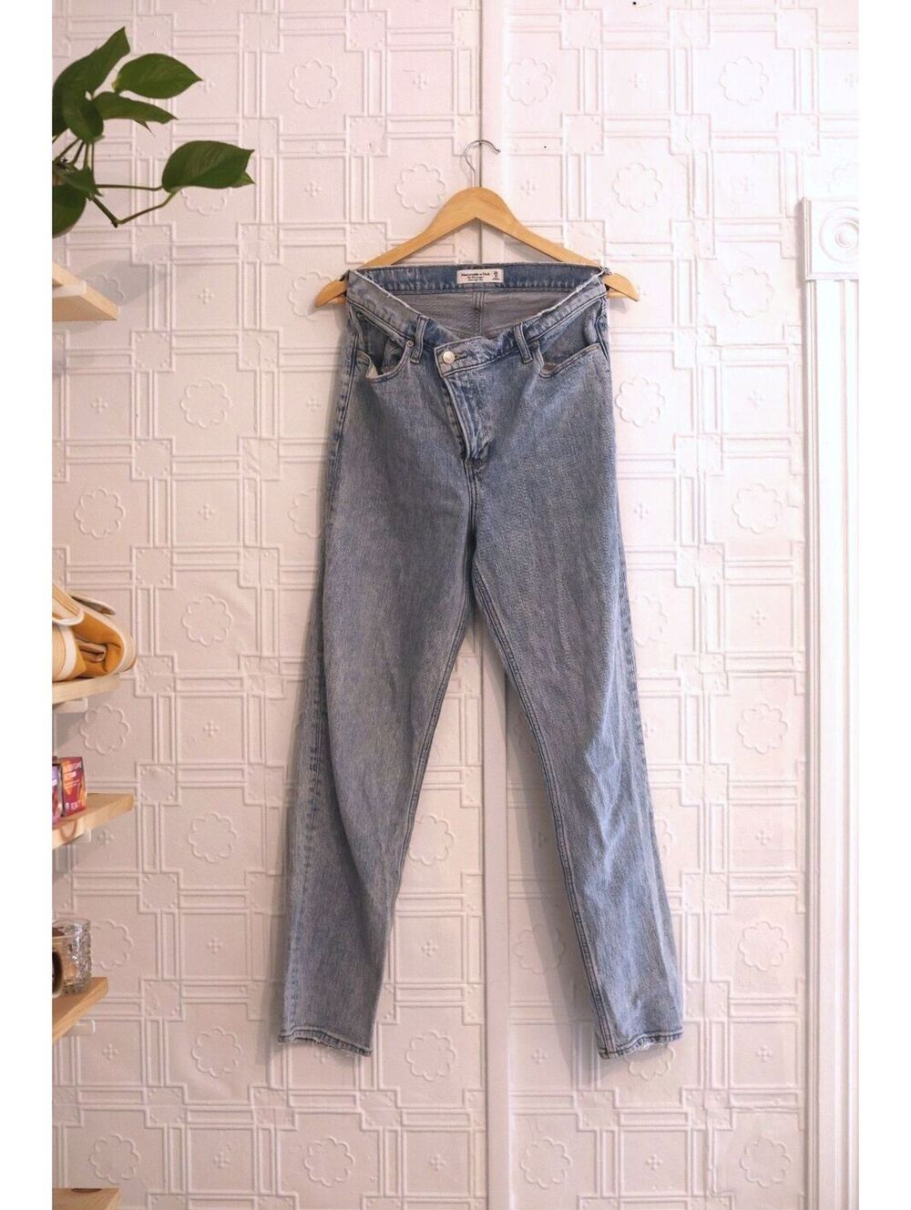Abercrombie & Fitch Ultra High Rise Light Wash Mom Jeans Size 29